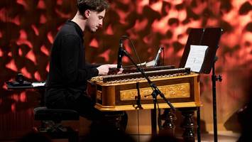 Áron Horváth in der Elbphilharmonie: So streichelt man ein ungarisches Hackbrett