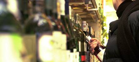 Mann mit Messern stiehlt in Augsburger Supermarkt, flieht und schlägt Polizisten