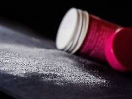 wahrscheinlich krebserregend: trockenshampoo: Öko-test warnt vor umstrittenem stoff