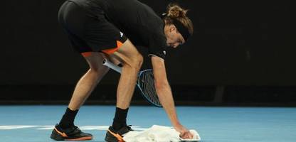 australian open: alexander zverev wischt erst vogelkot vom platz, dann den gegner