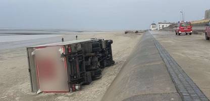 borkum – niedersachsen: lastwagen und polizeiauto rutschen strandpromenade herunter