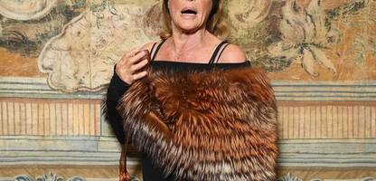 ursula andress trauert fast 20 millionen euro hinterher