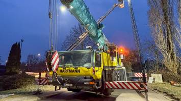 Auto rammt Sirenenmast bei Hamburg – dann müssen die Profis ran