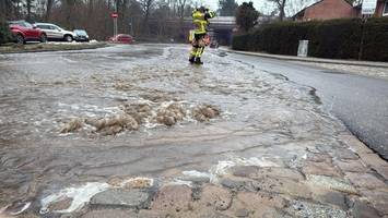 Rohrbruch in Reinbek: Wasser überschwemmt Schlossstraße – Vollsperrung