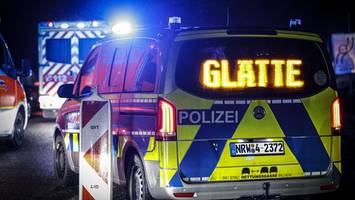 Unfallserie wegen Glatteis: Tote bei Massen-Karambolage auf der A44