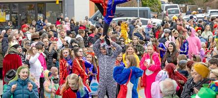 Fasching in der Firnhaberau: Vorbereitungen für den Umzug laufen
