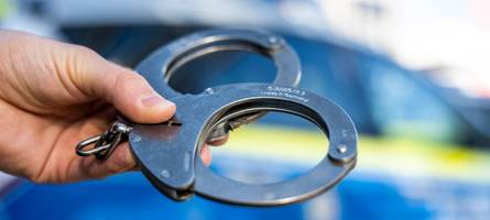 Frau belästigt und attackiert Kunden in Restaurant