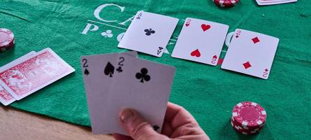 Zehntausende Euro im Spiel: Augsburger Polizei sprengt illegale Glücksspielrunde