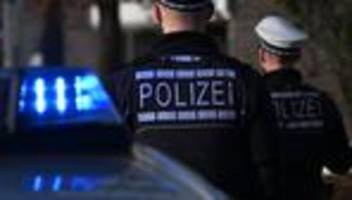 Arbeitsunfall: Baum stürzt auf Forstarbeiter und verletzt ihn schwer