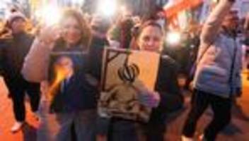 Iran-Demonstrationen: Leuchten für einen freien Iran - Proteste in Frankfurt