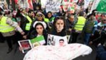 verkehrseinschränkungen: tausende menschen bei iran-demo in düsseldorf