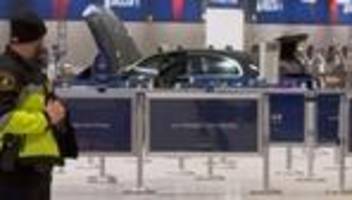 Zwischenfall am Flughafen: Auto fährt in Terminal in Detroit und rammt Ticketschalter