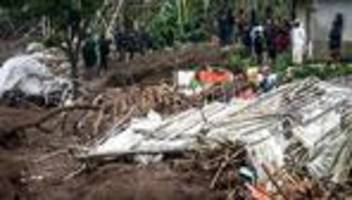 indonesien: mehrere tote und viele vermisste nach erdrutsch