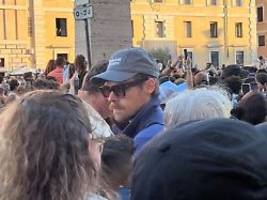 es war verrückt: warum harry styles zufällig bei der papstwahl in rom war