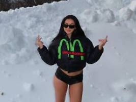 mit obszöner geste: charli xcx zeigt sich leicht bekleidet im schnee