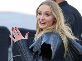 titelmelodie löst angst aus: sophie turner kann game of thrones-spin-off nicht anschauen
