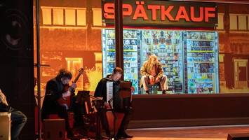 premiere „aschemond“: eine bilderflut der zumutungen im leben