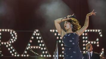 Wie Raye in Berlin das Märchen ihrer Befreiung lebt