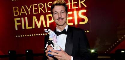 florian david fitz dankt allen, »die demokratie machen«