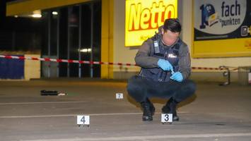 angriff auf dem discounterparkplatz: mann wird schwer verletzt