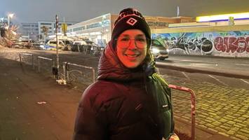 Im Video: Wie sich die HSV-Fans im Stadtderby gegen die Kälte geschützt haben