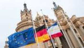 gedenktag am 27. januar: beflaggung zum gedenktag der opfer des nationalsozialismus