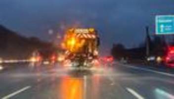 zu glatt für streufahrzeuge: glätte-unfall: streufahrzeug überschlägt sich