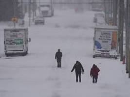 notstand in 20 bundesstaaten: Über eine viertelmillion us-haushalte wegen schneesturms ohne strom
