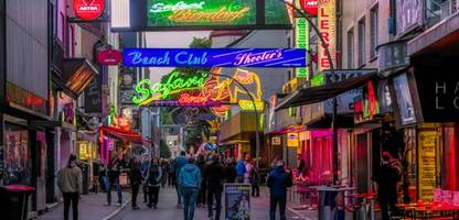 prostitution: zwei frauen aus dem rotlicht berichten aus dem »puff europas«