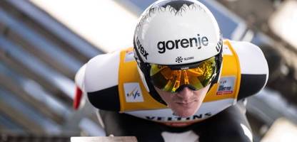 Skiflug-WM in Oberstdorf: Domen Prevc rutschen vor dem Start die Ski die Schanze herunter