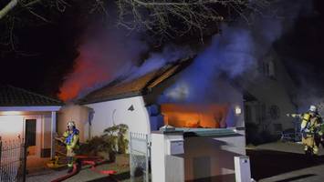 feuer in reinbek: retter müssen hydrantendeckel zerschlagen