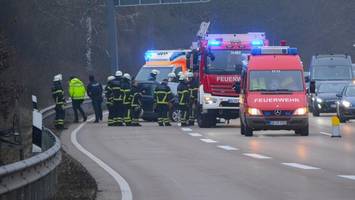 pkw schleudert über a1 – retter trösten kinder mit teddy