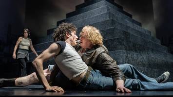 drohnen und demütigungen im thalia theater: „sankt falstaff“ ist etwas überdehnt