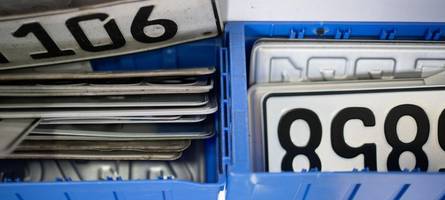 mercedes-fahrerin ist in augsburg mit gefälschtem kennzeichen unterwegs