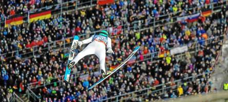 Prevc verliert einen Ski, Japan ist Weltmeister – und Deutschland fliegt nur hinterher
