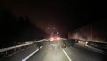 Autobahn blockiert: Polizei prüft Serie nächtlicher Lkw-Blockaden auf A281