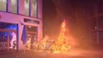 Einbruch mit Folgen: Diebe nutzen Auto als Rammbock - Wagen geht in Flammen auf