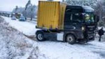 Gefahr durch Glatteis: Hunderte Unfälle durch Eisregen und Schnee in ganz Deutschland