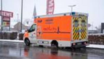 Glück gehabt: Rettungswagen verliert Räder während Einsatzfahrt