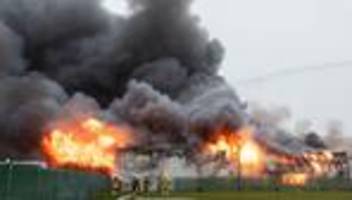 Großeinsatz: Lagerhallenbrand in Hürth - Rauch zieht bis Köln