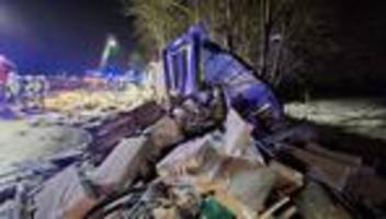 Unfälle: Lkw kommt auf A1 von Fahrbahn ab - Fahrer schwer verletzt