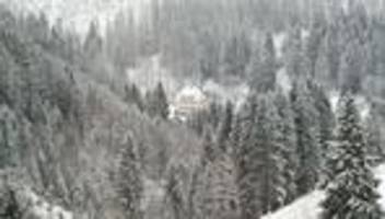 Wetter: Schnee und glatte Straßen: Mindestens neun Schulen zu