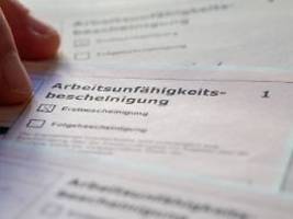 Diskussion um Krankschreibung: Studie: Krankenstand kostet bis zu 160 Milliarden Euro