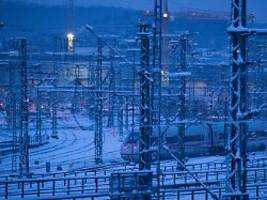 Eingefrorene Weichen: Fernzüge im Norden und Süden fallen aus