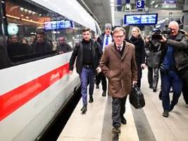 Flugzeug kann nicht starten: Wadephul muss wegen Blitzeises auf Zug ausweichen