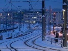 Schule fällt vielerorts aus: Glatteis und Schnee stoppen Autos, Busse und Bahnen
