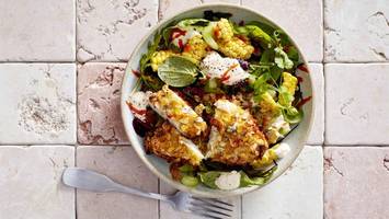 Knuspriges Cornflakes-Chicken auf Mais-Wildkräuter-Salat