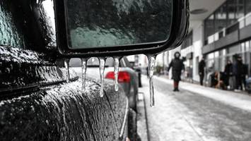 glätte in berlin: bis zu 60 minuten, um flugzeuge am ber zu enteisen