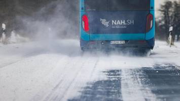 eis, schnee, glätte: fahrerin (34) kracht mit auto in streufahrzeug