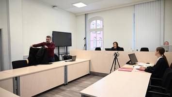 mit maske und klebe-bart – wollte 67-jährige ex-chef anzünden?